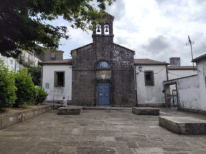 Praciña de San Pedro ca Igrexa de San Pedro de fondo